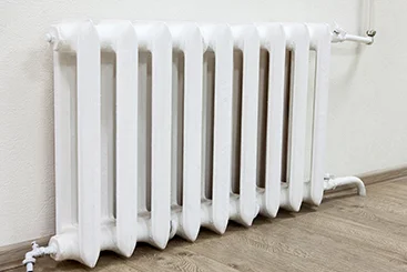 Weißer Heizkörper an der Wand